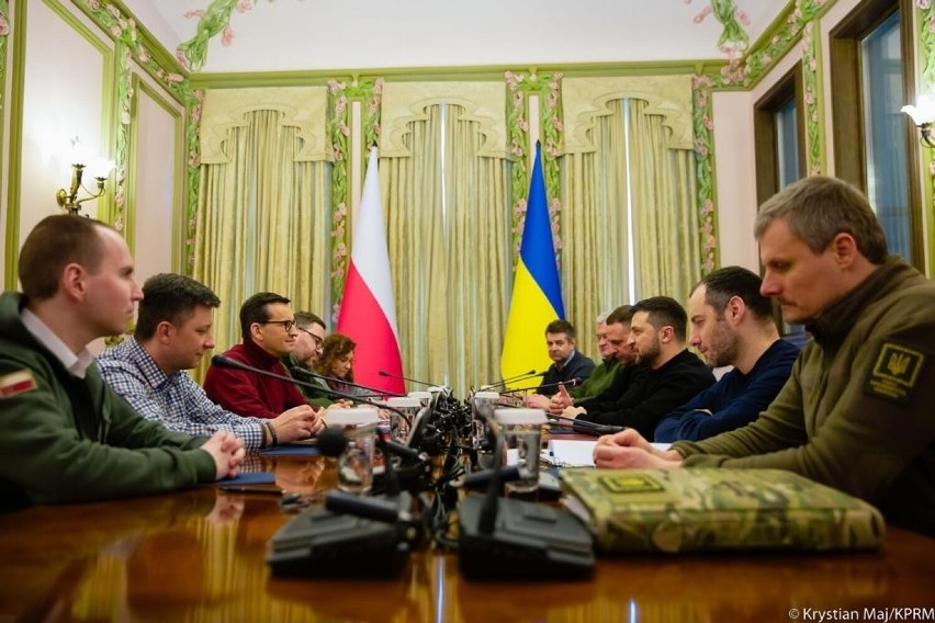 Podlaski Poseł Adam Andruszkiewicz uczestniczy w wizycie Premiera Mateusza Morawieckiego w Kijowie w rocznicę inwazji rosyjskiej na Ukrainę 