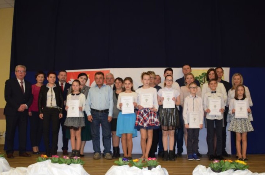 Wójt gminy Sośnie wręczył stypendia 99 uzdolnionym uczniom 