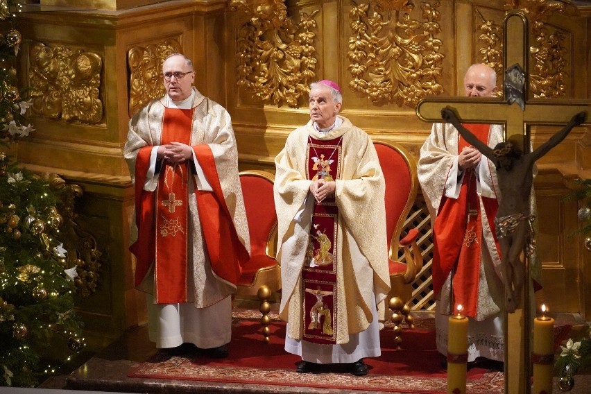 Biskup Marian Florczyk o północy przewodniczył pasterce w Bazylice Katedralnej w Kielcach. Było bardzo dużo wiernych