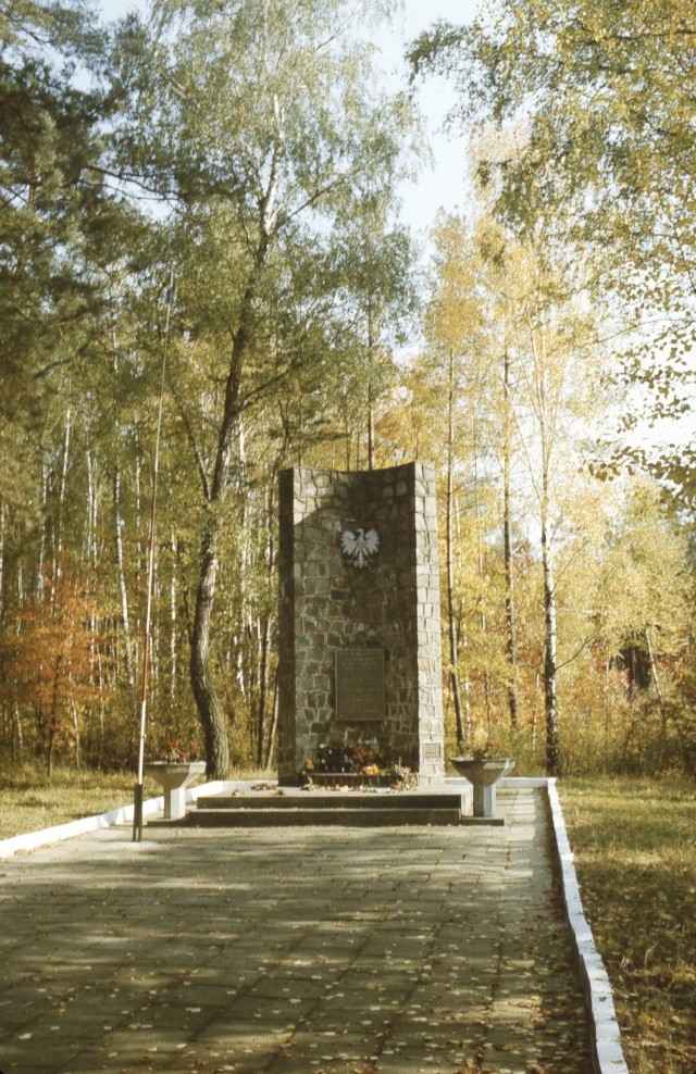 Znajdujący się w lesie monument rozebrano w związku z ustawą dekomunizacyjną. Tablice i godło PRL przekazano do łódzkiego IPN-u