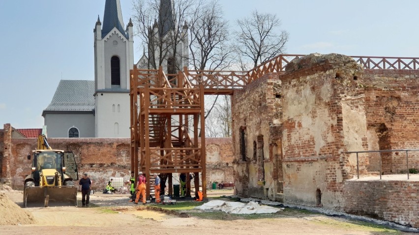 Zamek w Ujeździe będzie turystyczną perełką. Trwa rewitalizacja terenu wokół zabytku