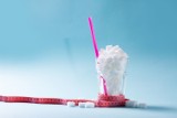Cukier a słodzik. Dlaczego trudno zrezygnować ze słodyczy i słodzenia? Badania pokazują różnicę w odbieraniu smaku słodkiego przez mózg!