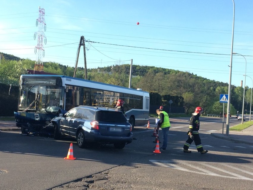 Wypadek samochodu z autobusem w Wejherowie