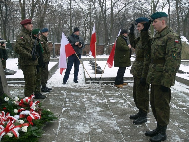 W uroczystości przed pomnikiem poległych w latach 1939- 1945 udział wzięli m.in. tomaszowscy strzelcy