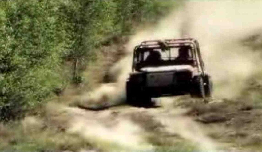 kadr z filmu Wojtka Ziemaka "Land Rover Loop"
