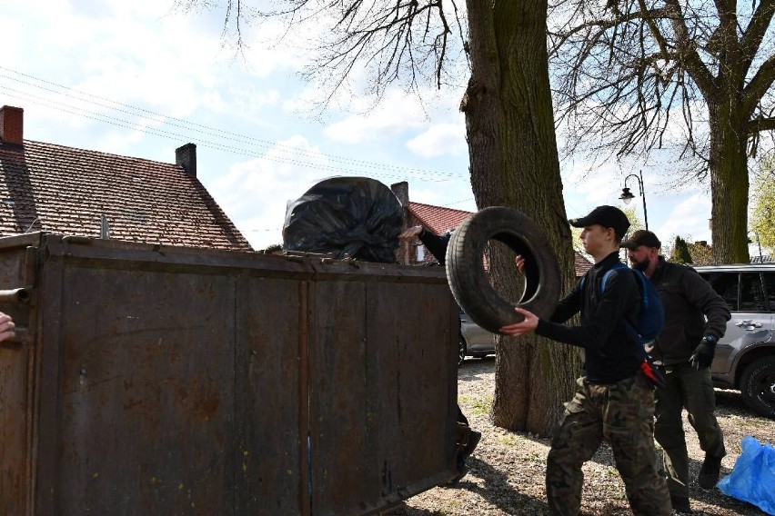 Sztuczna choinka, bojler na wodę, krzesła plastikowe i...