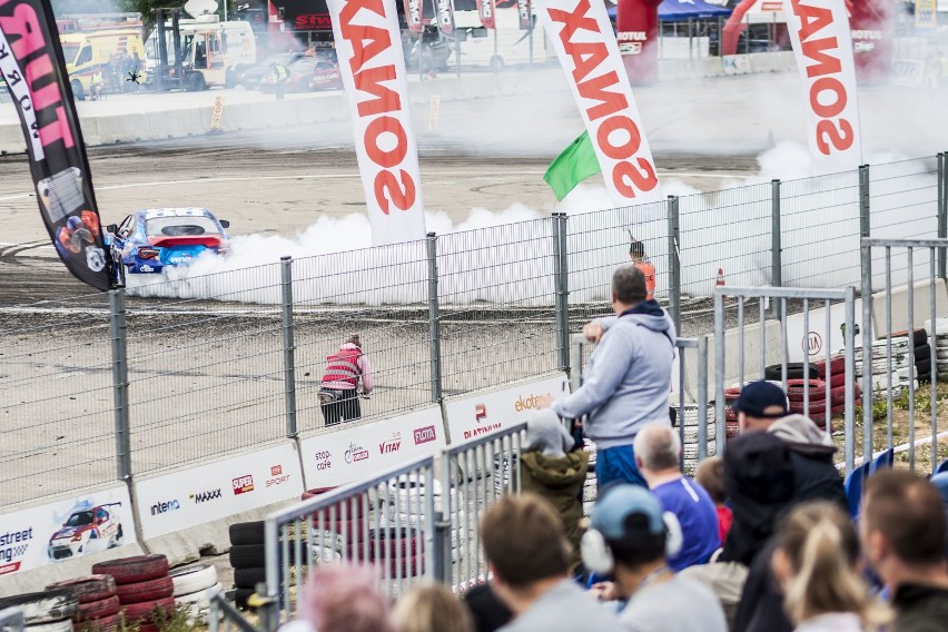 Driftingowe Mistrzostwa Polski 2019. Autodrom Bemowo zamieniło się w raj dla miłośników driftingu [ZDJĘCIA]