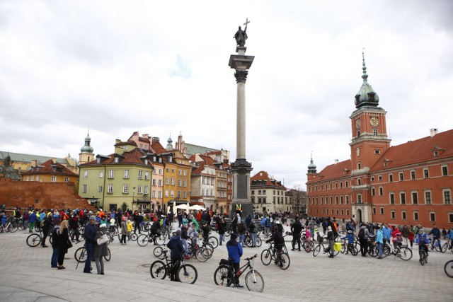 Sezon kolarski w Warszawie otwarty. “Rowerowy start” przejechał przez centrum miasta [GALERIA]