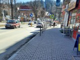 W Krynicy-Zdroju chcą pozbyć się problemu parkujących na chodnikach. Proszą o montaż słupków wzdłuż dróg wojewódzkich