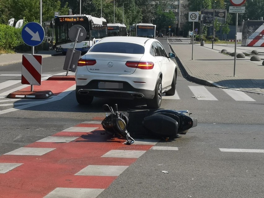 Kraków. Potrącenie skuterzysty na ul. Focha [ZDJĘCIA]