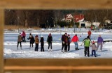 Zimowy spacer i zabawa w Charzykowach na Jeziorze Charzykowskim [zdjęcia]