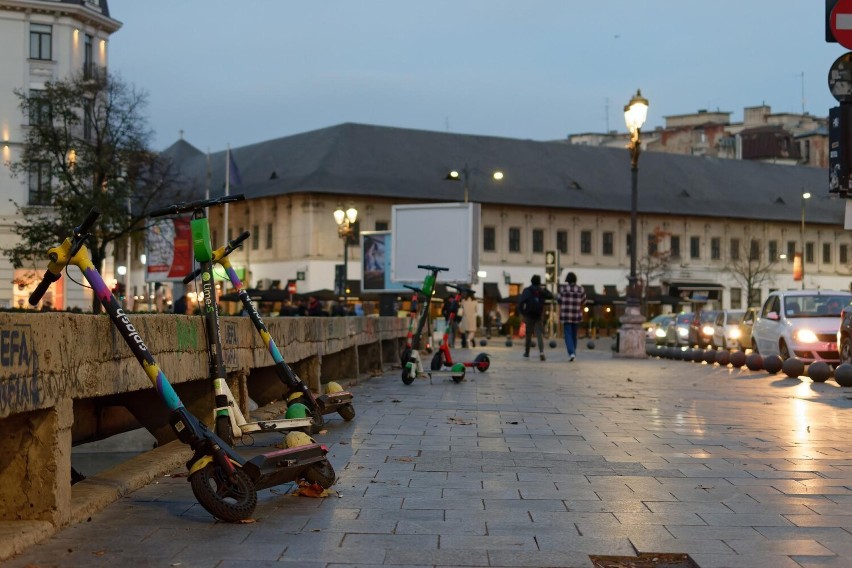 Gniezno. Na Rynku 9-letnie dziecko na elektrycznej hulajnodze potrąciło 2-latka!