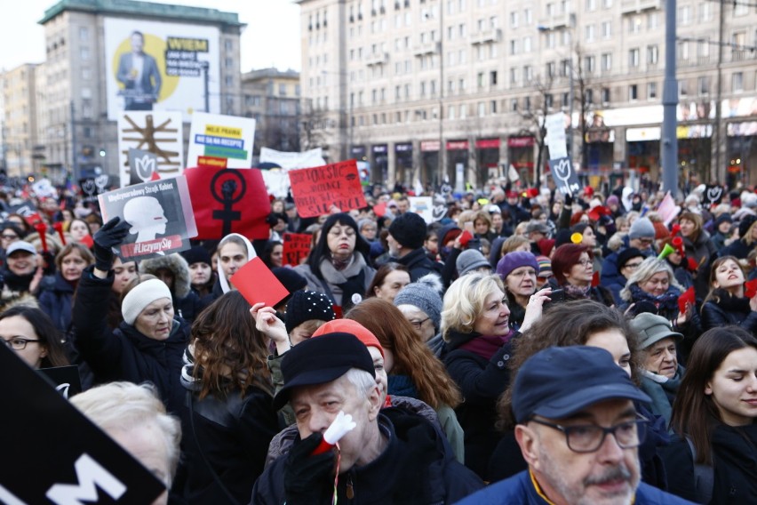 Strajk kobiet w Warszawie, na placu Konstytucji. "Mamy...