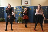 Wiosenny Mini Playback Show w śremskiej Szkole Podstawowej nr 4. Tak uczniowie przywitali rozpoczynającą się wiosnę [film, zdjęcia]