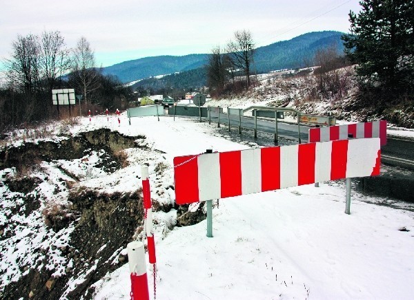 Osuwisko w Kotowie wywołuje przerażenie u kierowców pokonujących tę trasę