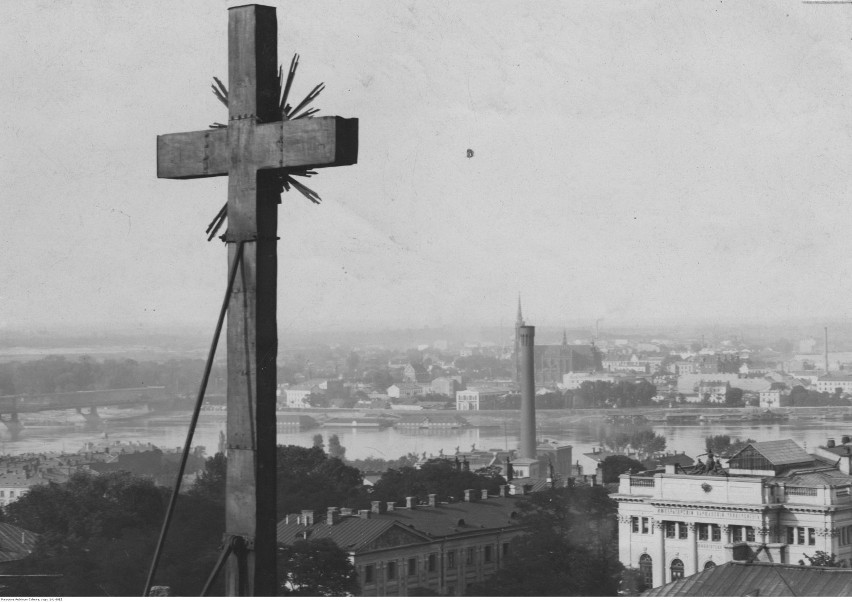 Widok Pragi z wieży kościoła św. Krzyża. Widoczne m.in.: w...