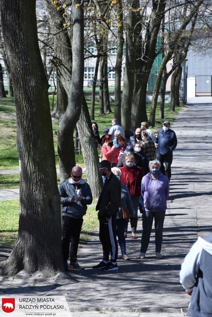Mieszkańcy Radzynia Podlaskiego otrzymali darmowe maseczki. Zobacz zdjęcia