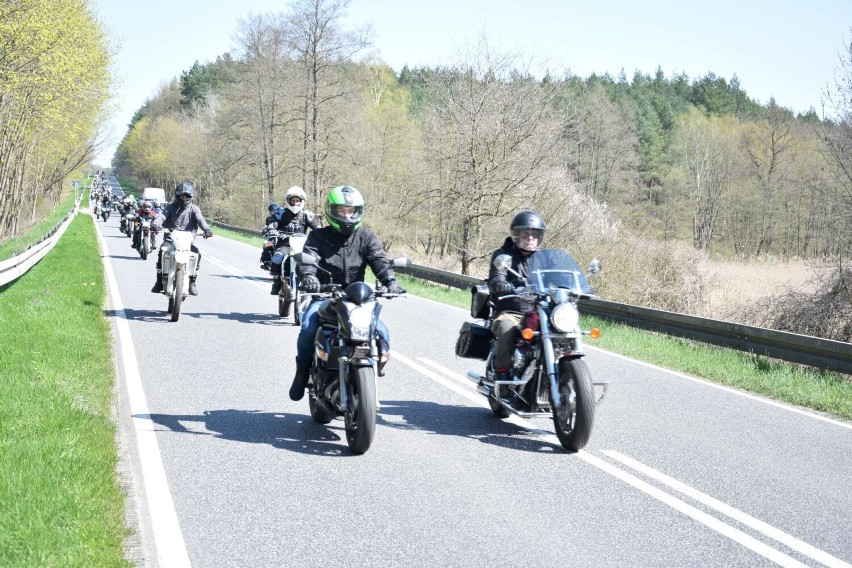 Około tysiąca osób na motocyklach przejechało w paradzie z...