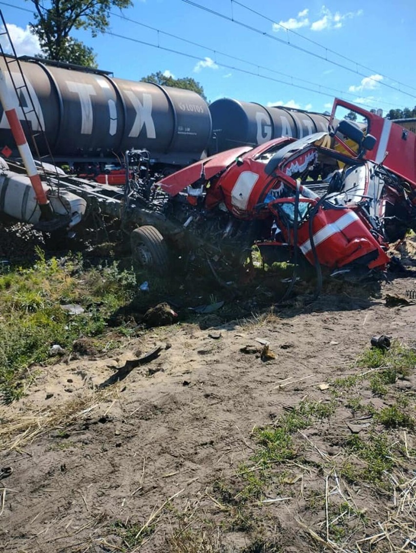Wypadek na przejeździe kolejowym w Osówie. Ciężarówką wjechał pod pociąg. Kierowcę zabrano do szpitala śmigłowcem