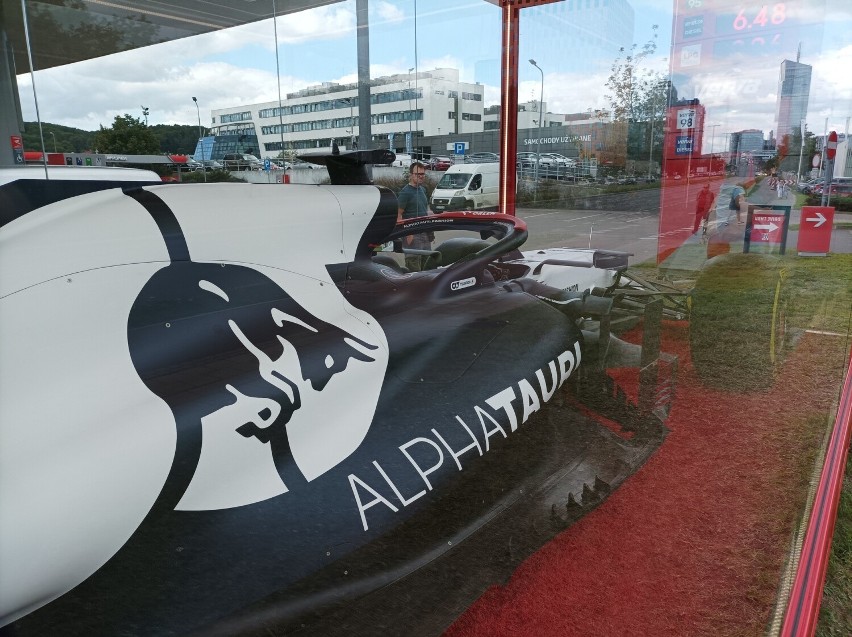 Należący do firmy Red Bull włoski bolid Scuderia AlphaTauri...