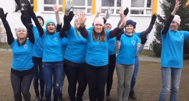 Nauczycielki ze Świnoujskiej "Czwórki" nagrały flashmob dla WOŚP. Zarażają pozytywną energią z zachowaniem zasad sanitarnych w czasie pandemii. Nagrania od mieszkańców, to jedna z części programu WOŚP w Świnoujściu.