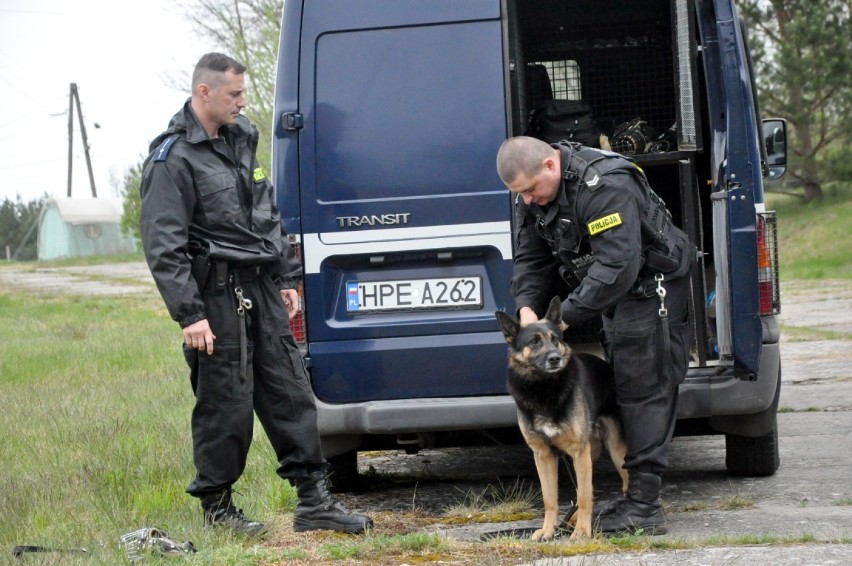 Policyjne psy przechodziły testy niezbędne do dalszej służby [zdjęcia]