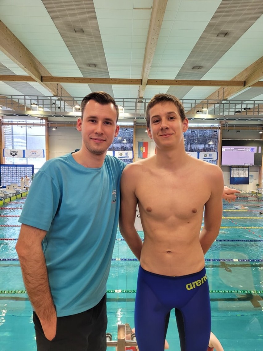 15-letni pływacki talent z Sieradza Antoni Ulas, trenujący w MUKS Wodnik Łask z sukcesem na Mistrzostwach Polski Juniorów 15 lat ZDJĘCIA