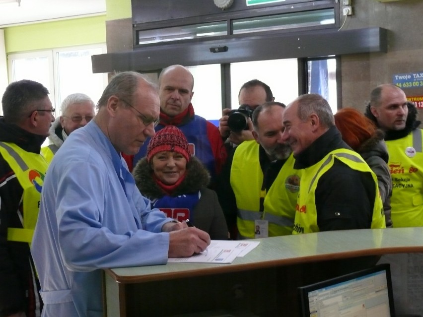Związkowcy protestowali pod szpitalem w Bełchatowie w obronie zwolnionego pracownika [ZDJĘCIA]