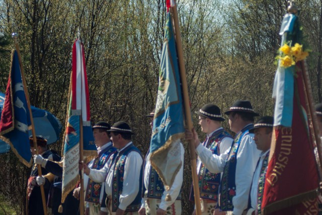 Polskie Stowarzyszenie Flisak&oacute;w Pienińskich rozpoczęło 183 sezon flisacki. W inauguracji wzięły udział poczty sztandarowe Flisak&oacute;w Pienińskich oraz reprezentanci Flisak&oacute;w z Ulanowa, wraz ze swoim sztandarem. / fot. Agnieszka Szafirska