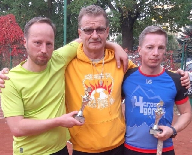 Na zdjęciu zwycięzcy turnieju Maciej i Przemysław Opala i tata Daniela Świerczyńskiego, Andrzej(w środku).