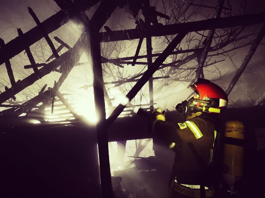 Pożar budynku niezamieszkałego w Studzianie w powiecie przeworskim [ZDJĘCIA]