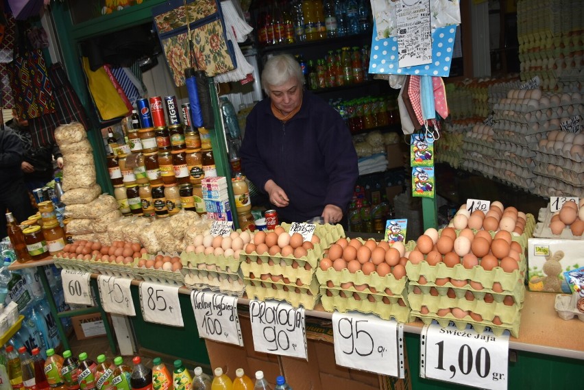 Takie są ceny warzyw i owoców na chełmskim bazarze. Kuszą już nowalijki [ZDJĘCIA]