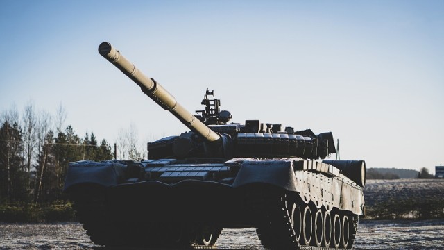 Rosjanie maja chować swoje czołgi i samochody pancerne pod sianem i dywanami. Według analityków jest to oznaka braku profesjonalizmu. Zdjęcie ilustracyjne.