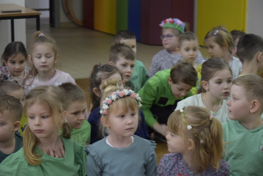Powitanie wiosny w Przedszkolu nr 1 w Skierniewicach. Pani Wiosna zaprosiła dzieci do wspólnej zabawy. ZDJĘCIA