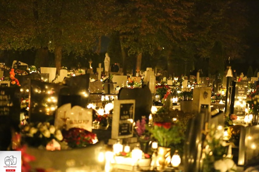 WSZYSTKICH ŚWIĘTYCH: Cmentarz parafialny w Kobylinie nocą. Zobacz zdjęcia [GALERIA]