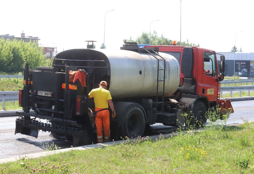 Trwają roboty na drogach w pobliżu lotniska w Radomiu. Uwaga kierowcy - są utrudnienia! (ZDJĘCIA)