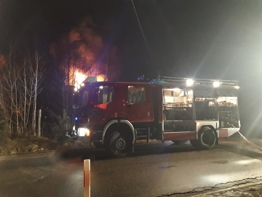 Groźny pożar budynku pod Jelenią Górą. W trakcie pożaru wybuchła butla z gazem (ZDJĘCIA)