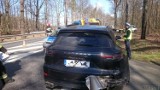 Wypadek na DK 46 w Dąbrowie. Zderzyły się porsche cayenne i opel astra 