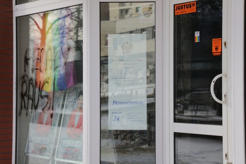 Homofobiczny napis na szybie biura poselskiego Moniki Rosy w Katowicach. Tęczowa flaga zbulwersowała wandali