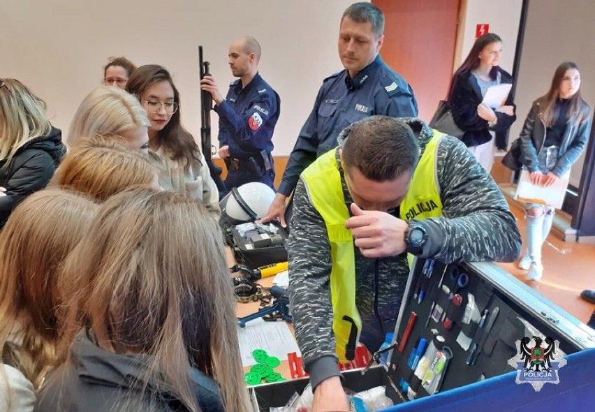 Policjanci z Wałbrzycha promowali swój zawód na targach pracy w wałbrzyskiej uczelni