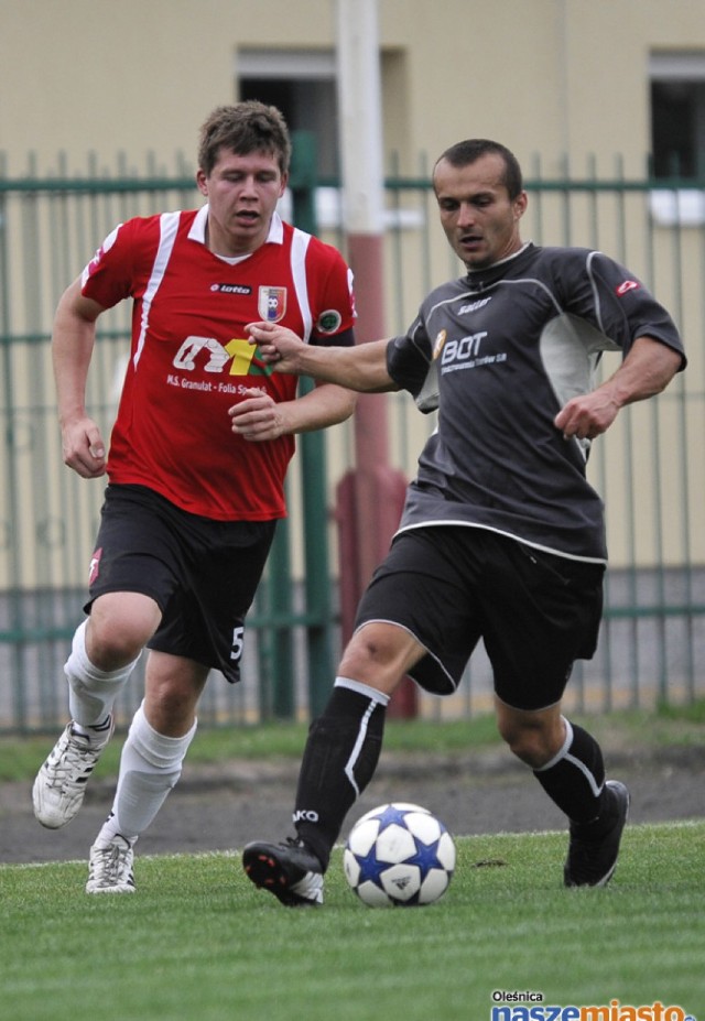 Maciej Sepetowski (z lewej) w rundzie jesiennej był kapitanem Pogoni Oleśnica. Czy wiosną zagra jeszcze na Brzozowej?