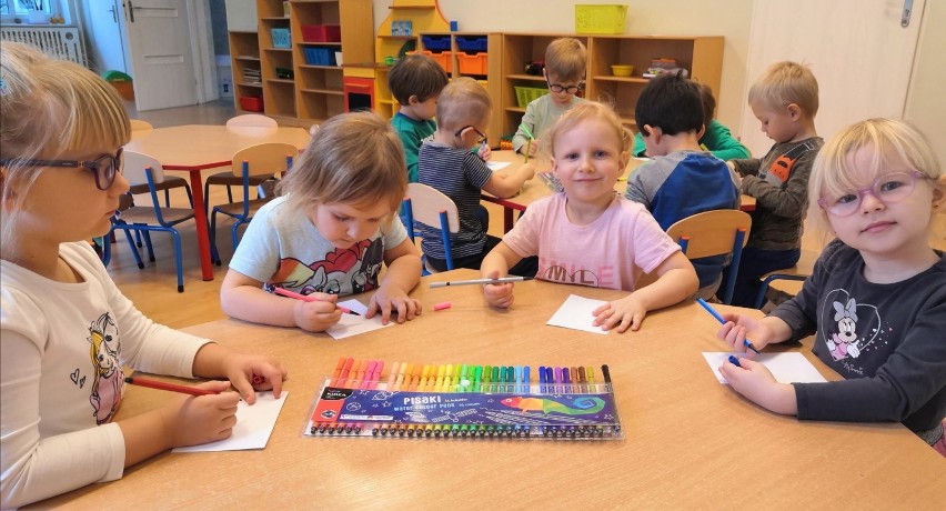 Dzień Seniora w Suwałkach. Przedszkolaki i uczniowie Bajki wykonali kolorowe kartki z życzeniami