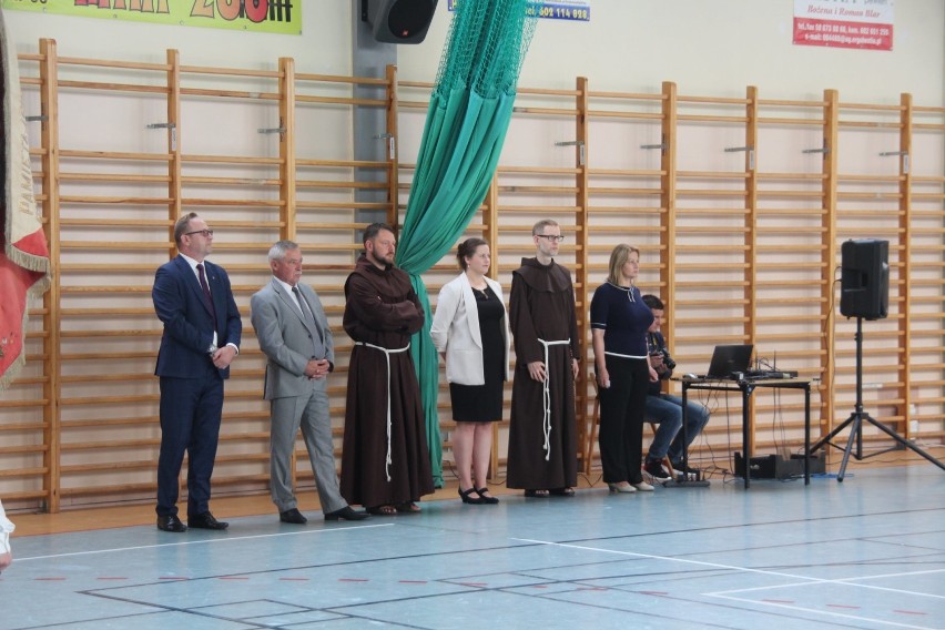 Rozpoczęcie roku szkolnego 2019/2020 w Helu - nagrodzono uczniów, którzy wzięli udział w konkursie recytatorskim.