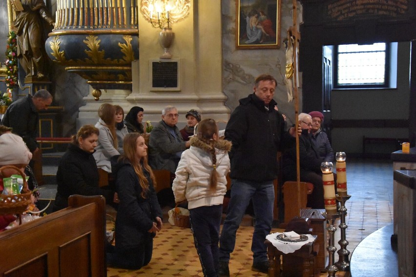 Kobylanka. Poświęcenie pokarmów w sanktuarium. Wierni czuwają przy pełnym symboliki grobie Chrystusa, straż trzyma wartę [ZDJĘCIA]