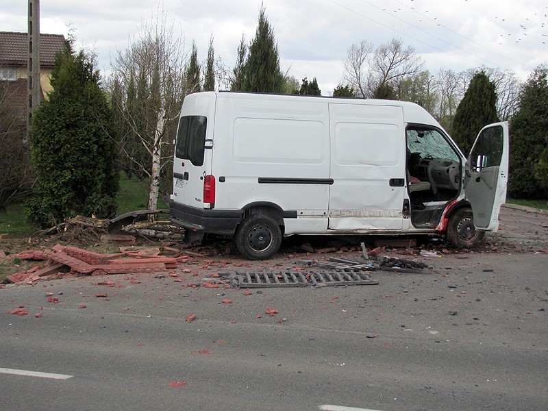 Śmiertelny wypadek w podkaliskim Pruszkowie. Renault rozbiło się na płocie. FIlm i zdjęcia