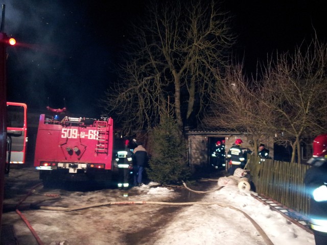 Dzięki szybkiej reakcji udało się uniknąć tragedii. Zatom Nowy, godziny ranne: domownicy jednego z budynków mieszkalnych we wsi alarmują dyżurnego operacyjnego Państwowej Straży Pożarnej w Międzychodzie o pożarze.

Zobacz więcej: Pożar w Zatomiu Nowym