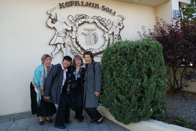 Grupa uczestniczek Study Tour przed wejściem do Kopalni w Wieliczce.