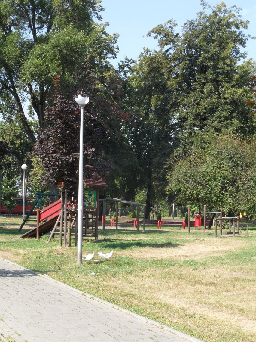 Stłuczone klosze lamp w Piaśnikach