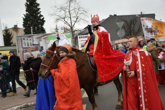 Zduńskowolski Orszak Trzech Króli już po raz 9. przejdzie przejdzie ulicami miasta  6 stycznia 2024 roku. Parafie zapraszają wiernych do udziału w tym wielkim wydarzeniu.