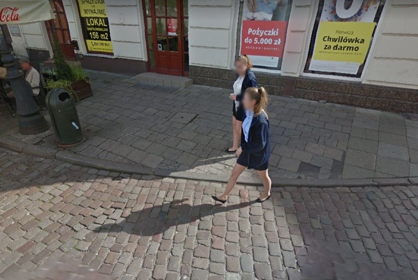 Przyłapani przez kamerę Google Street View na ulicach...